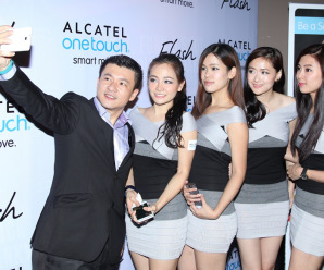 KL Kong, Country Manager, TCT Mobile Malaysia (far left) taking a selfie with the ALCATEL ONETOUCH FLASH.